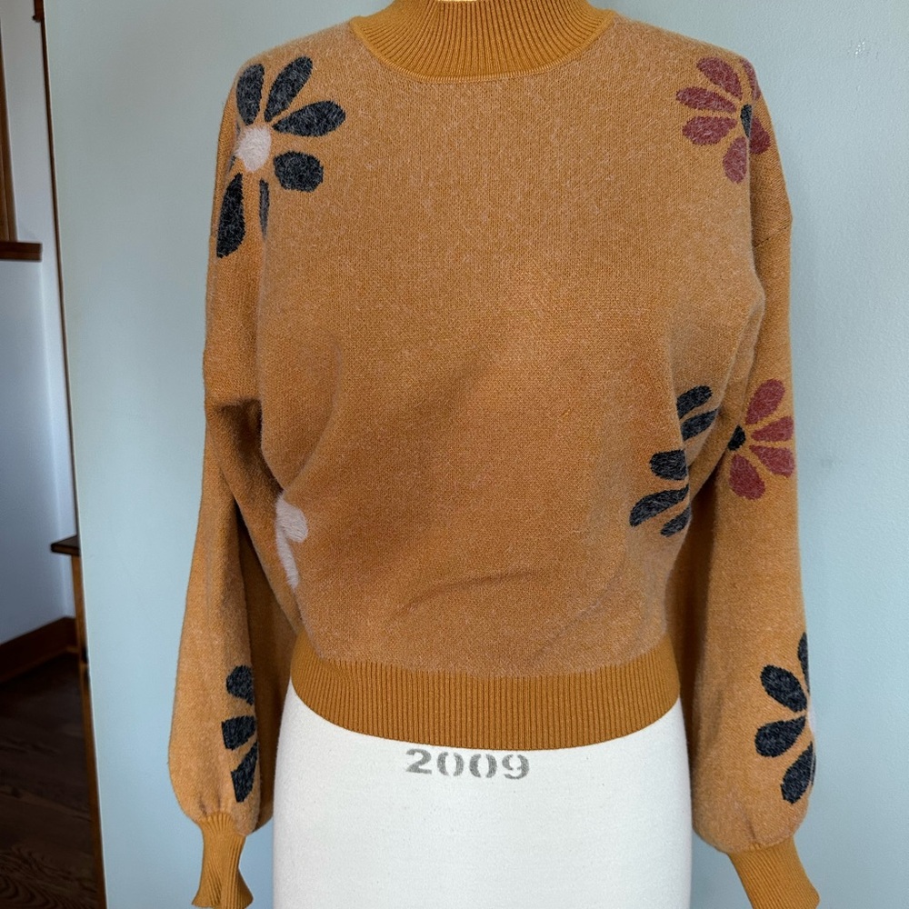 Soft and cozy Sweater with flowers